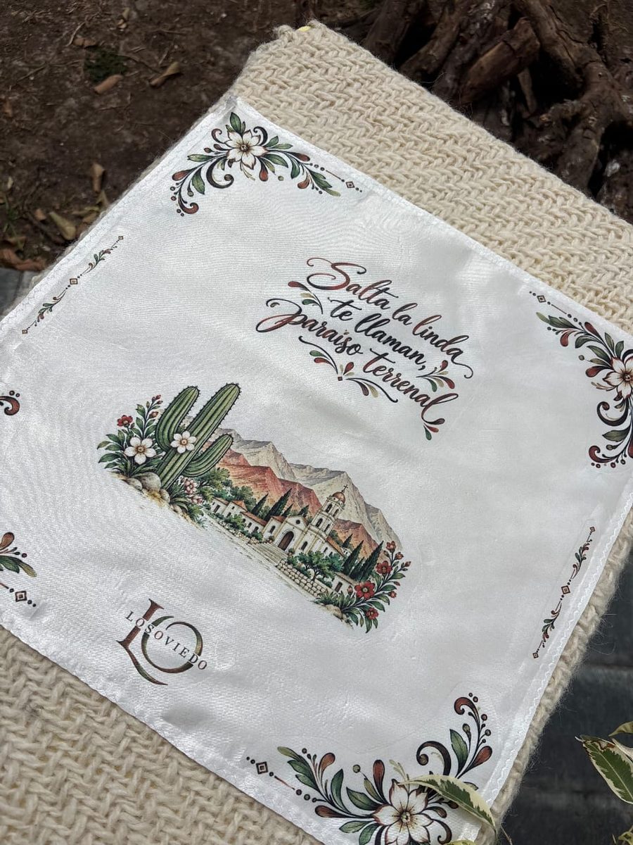 Pañuelo de colores con cactus, flores y una iglesia salteña frente a los cerros
