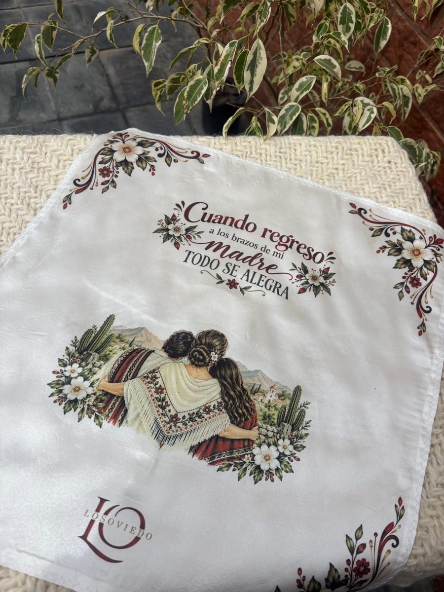 Pañuelo de colores con una familia abrazada con ponchos entre cactus y flores