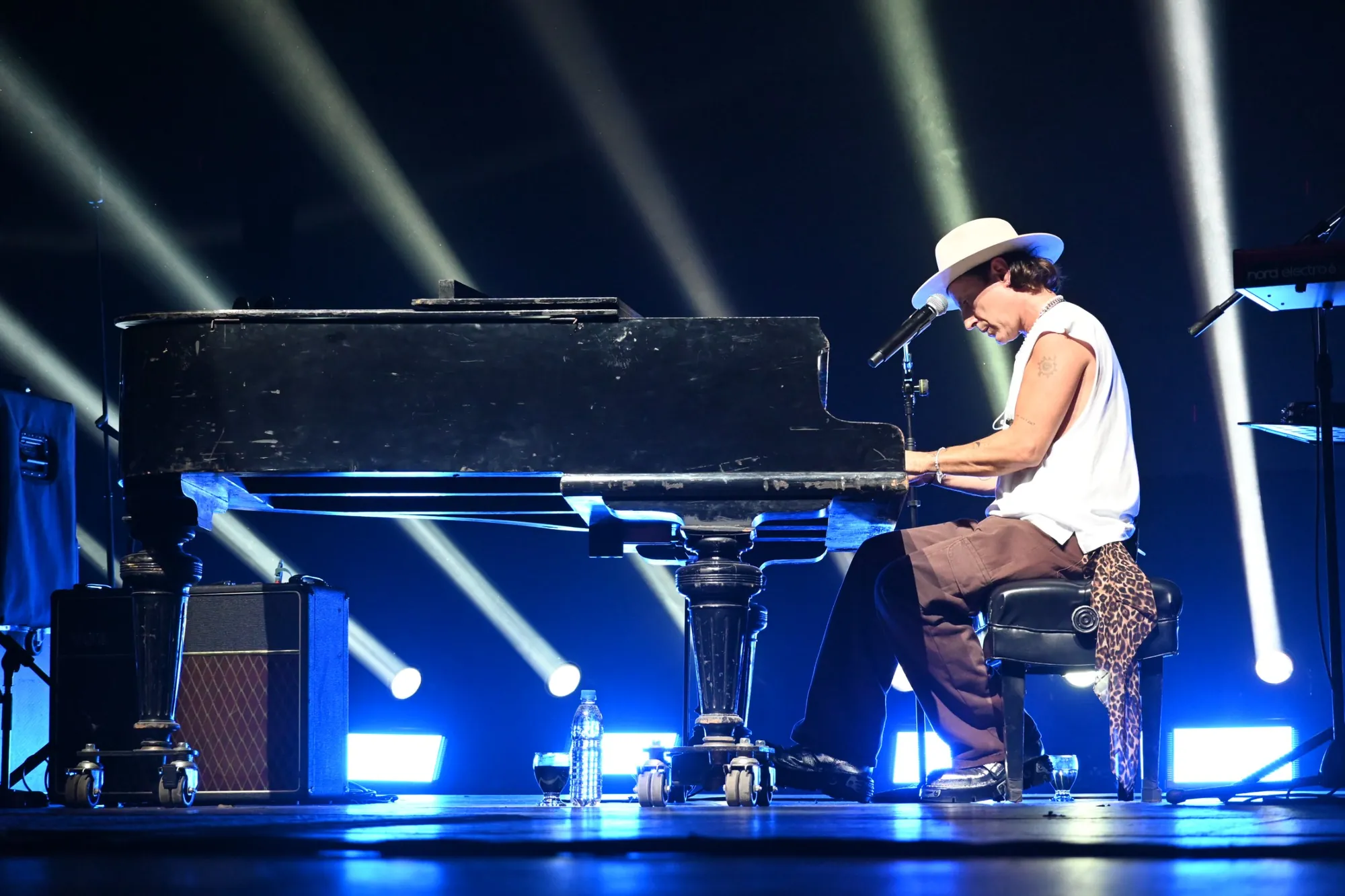 Coti al piano durante el show