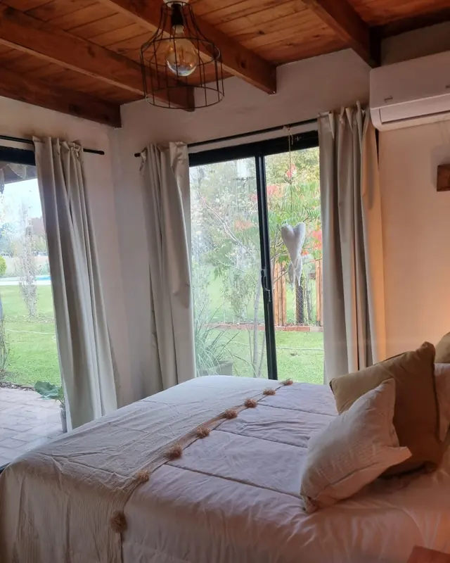 Dormitorio con ventanal