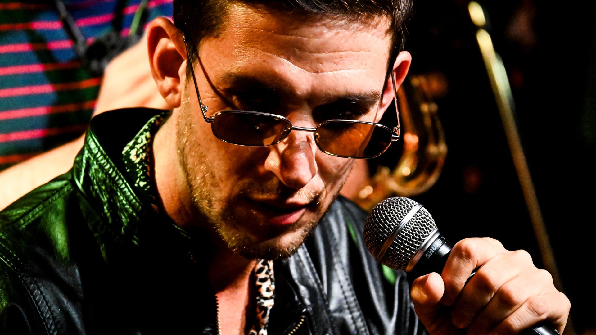 Cantante al micrófono