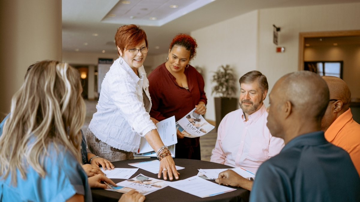 leader facilitating team discussion to improve clarity and performance in a professional setting leader facilitating team discussion to improve clarity and performance in a professional setting
