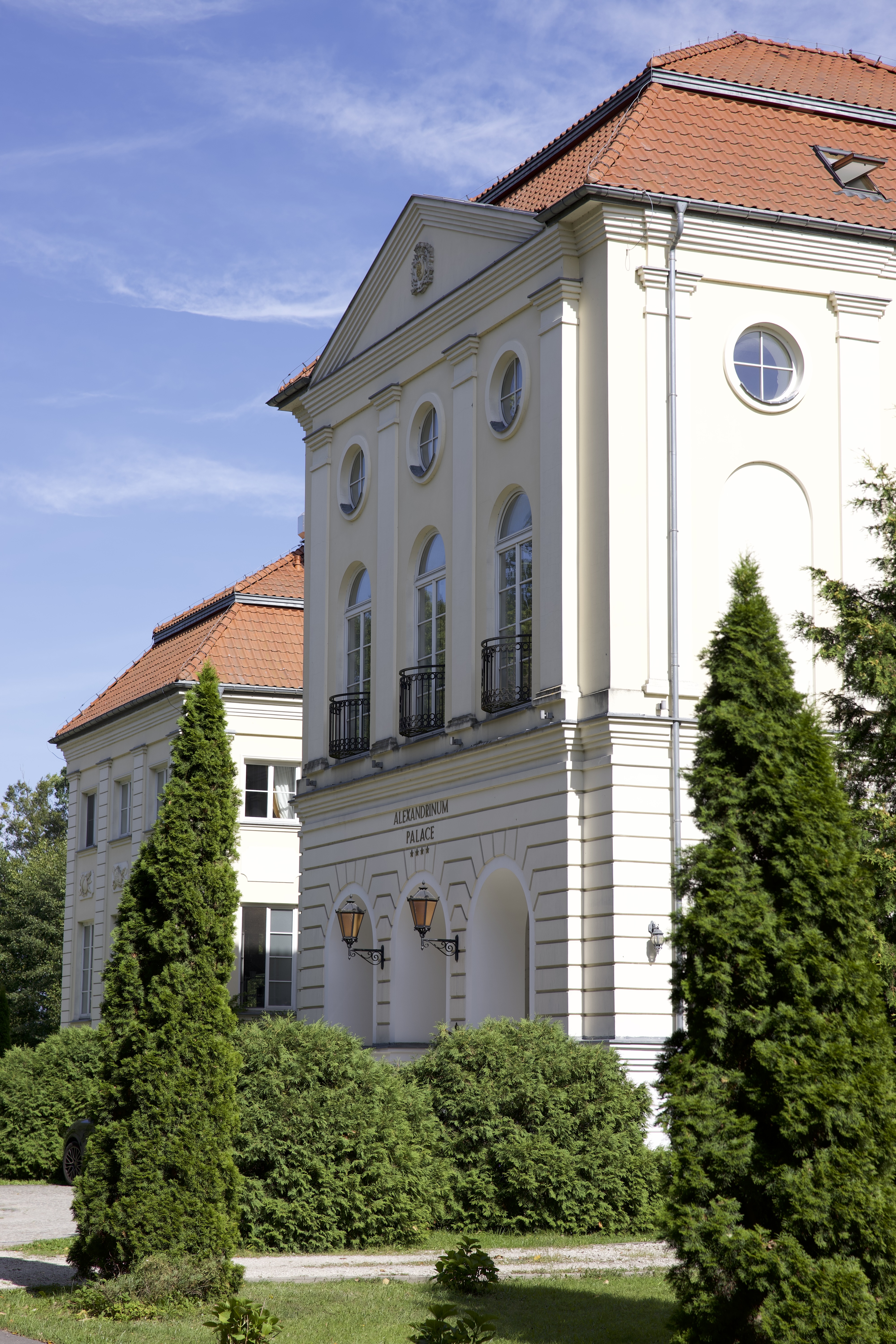Exterior of Pałac Alexandrinum, an elegant wedding venue near Warsaw, Poland