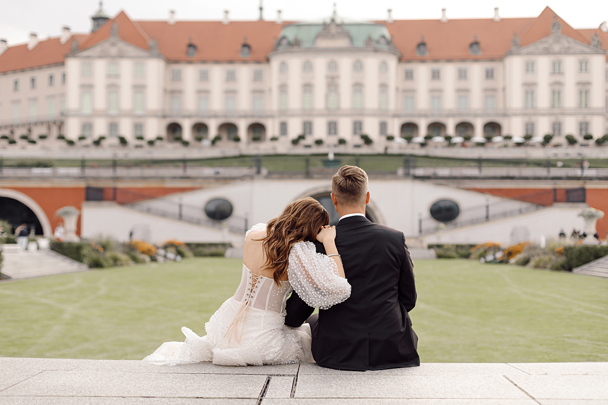 Bride and groom in the Royal Castle Gardens during a wedding photo session in Warsaw Old Town