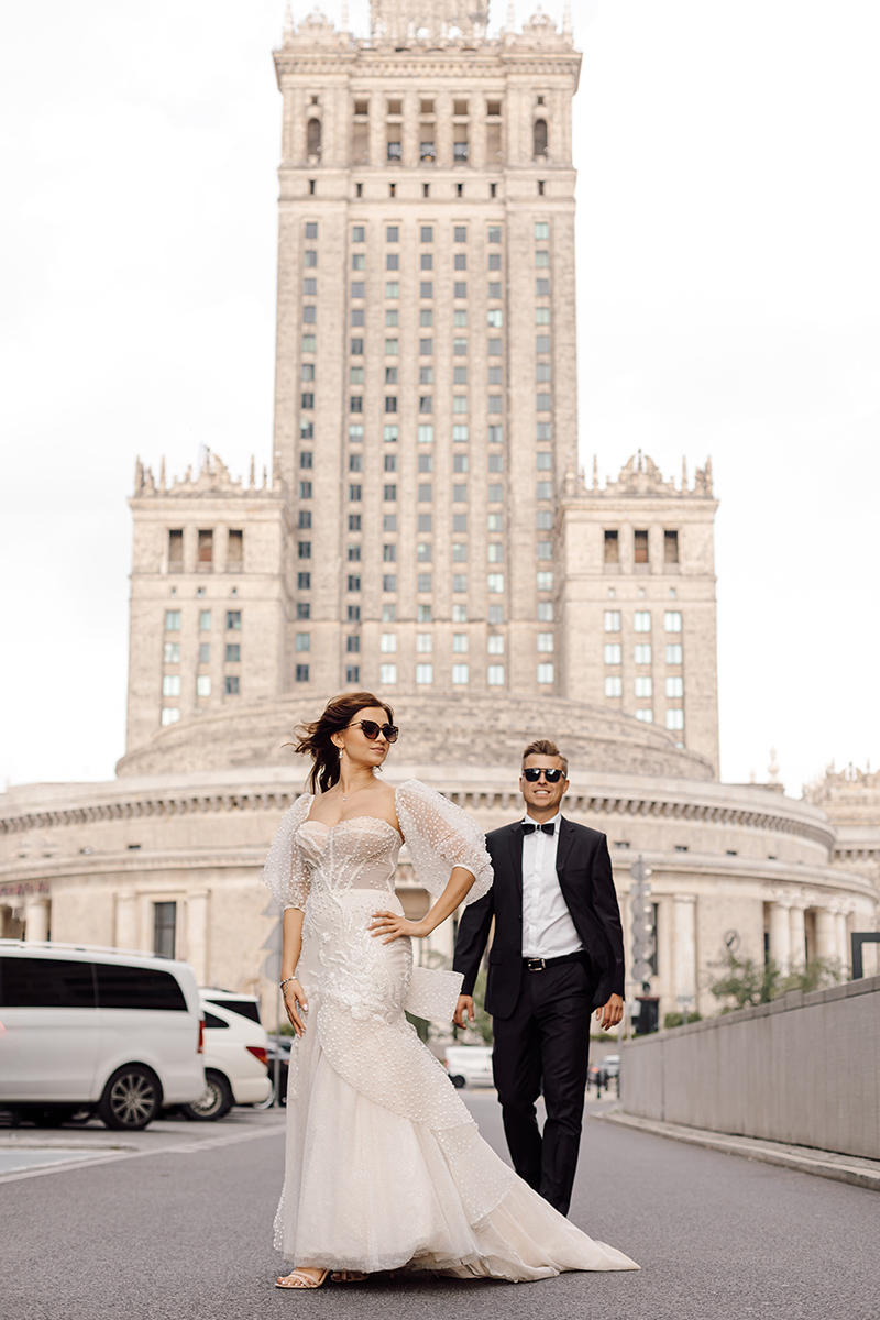Stylish bride and groom in front of the Palace of Culture and Science during a Warsaw wedding photo session
