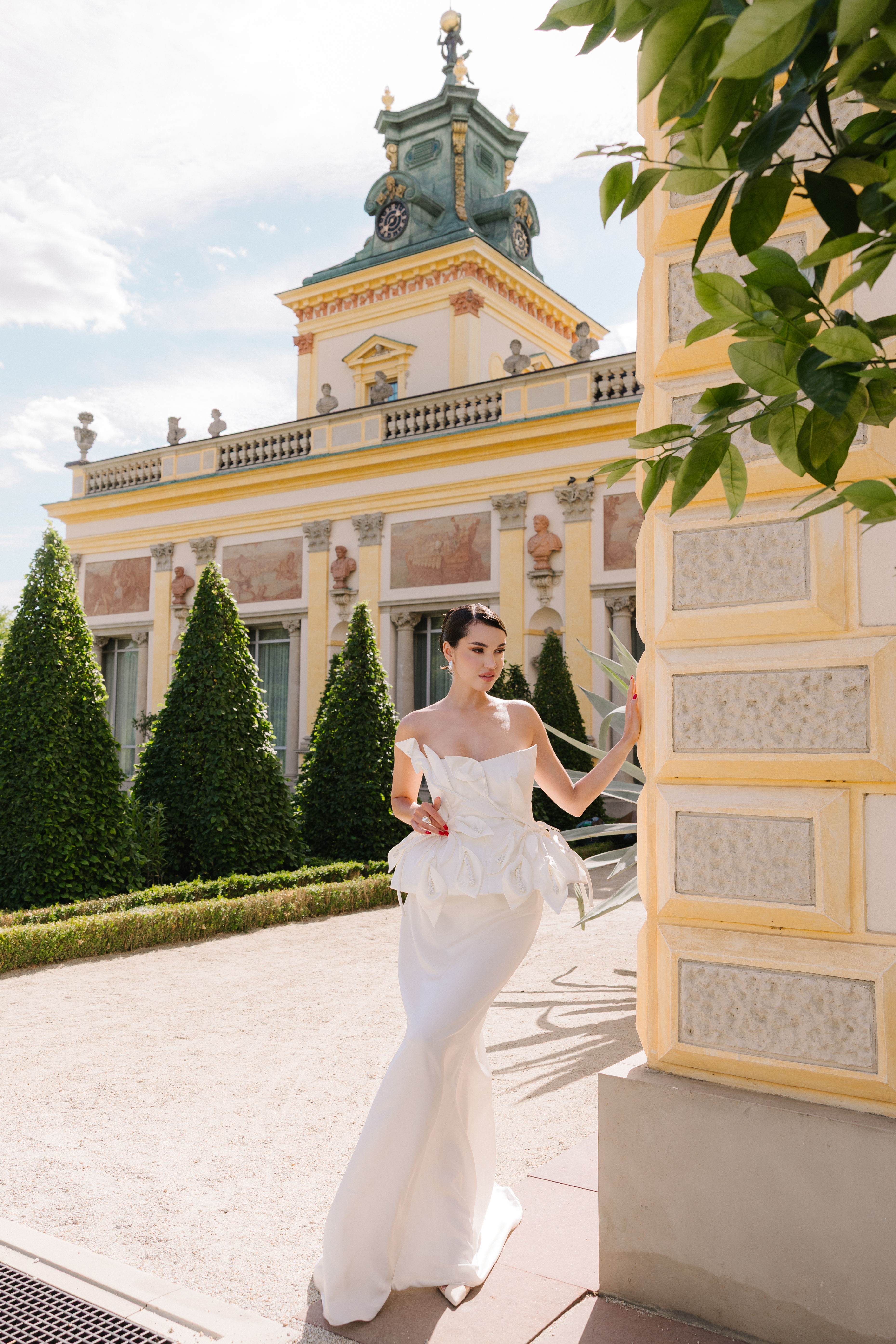Elegant bride at Wilanów Palace in Warsaw, photographed by wedding photographer Lubov Lisitsa