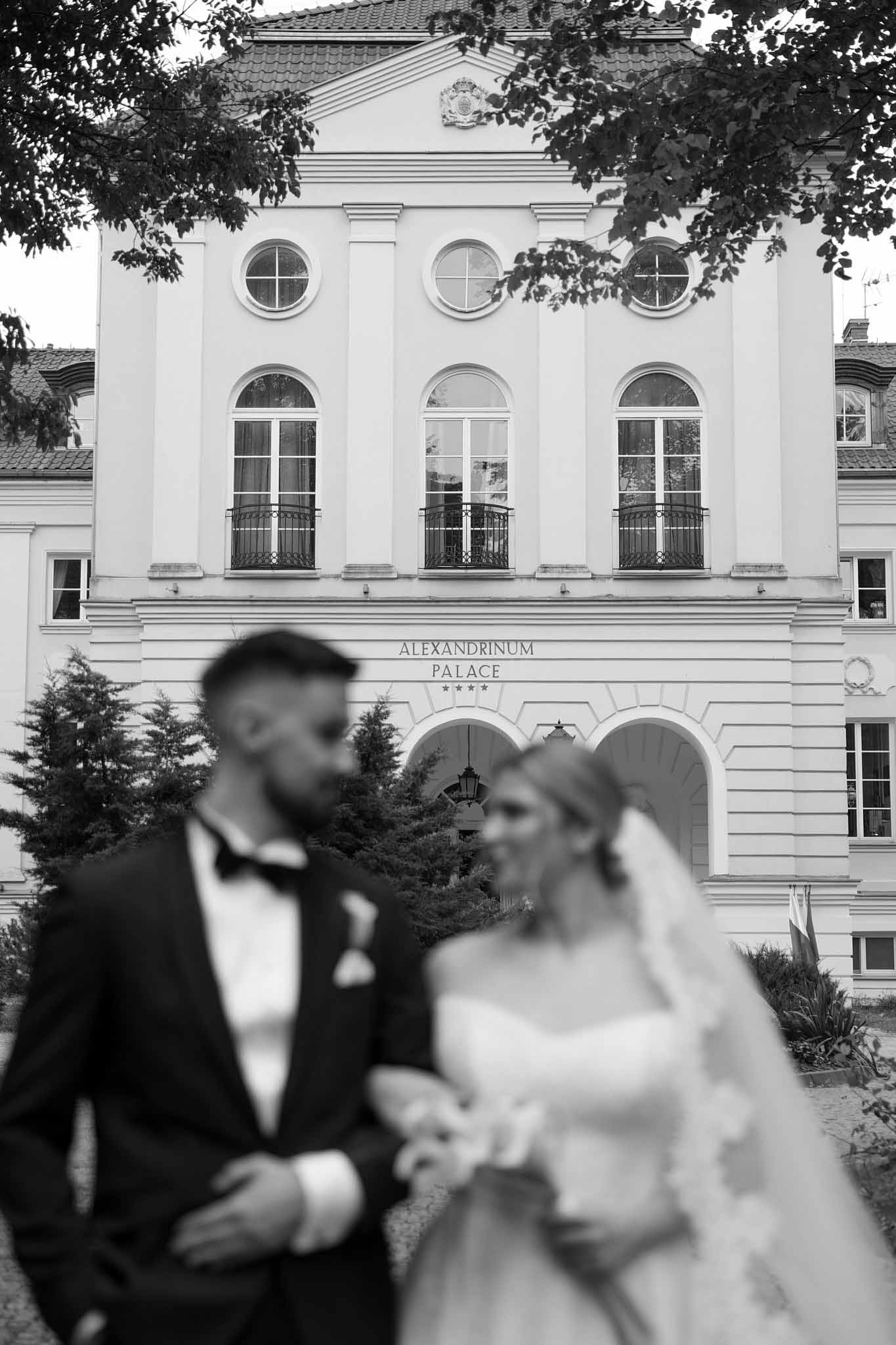 Bride and groom in front of Alexandrinum Palace near Warsaw – elegant wedding photography by Lubov Lisitsa.