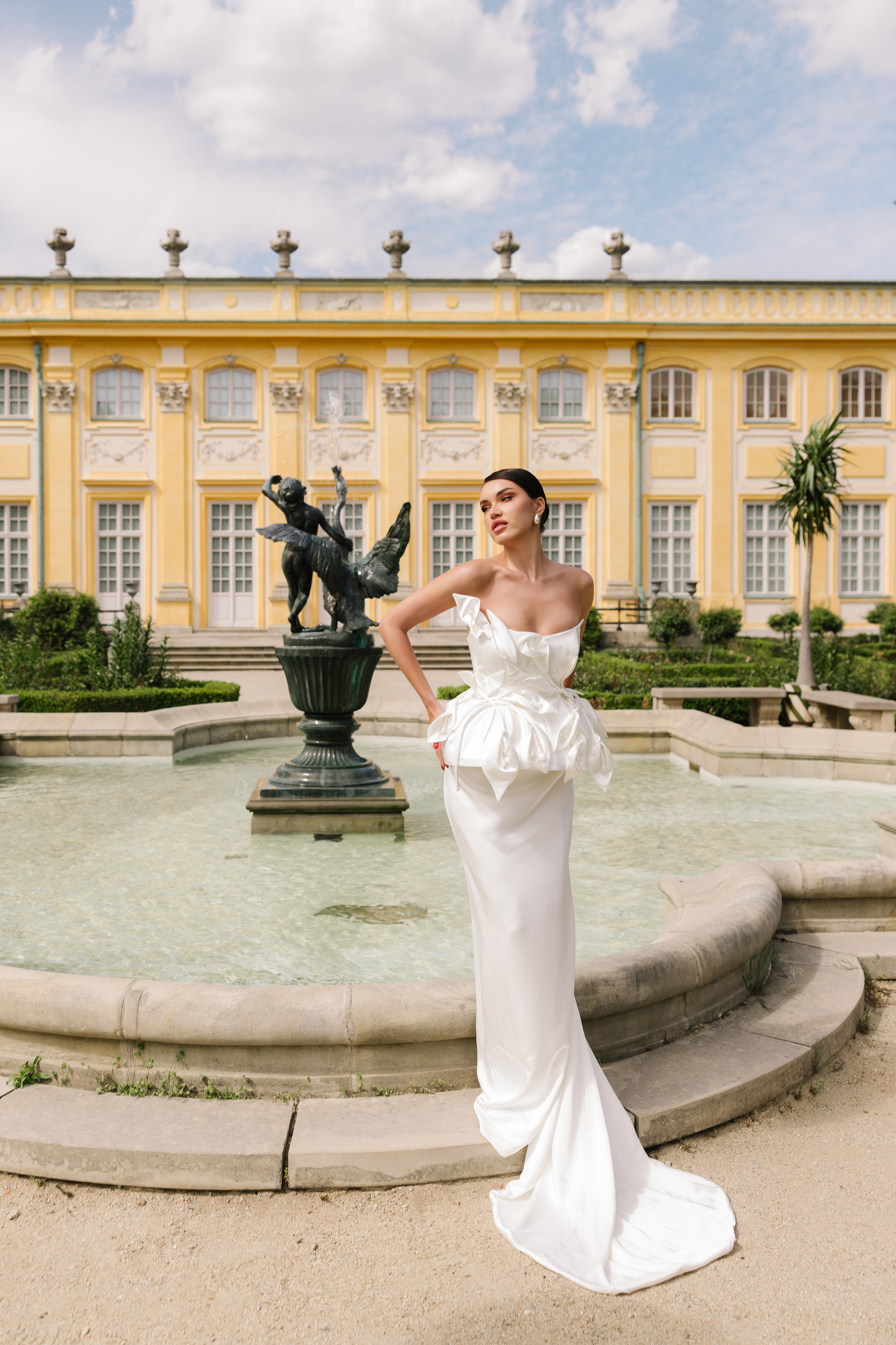Bridal photoshoot at Wilanów Palace in Warsaw by wedding photographer Lubov Lisitsa.