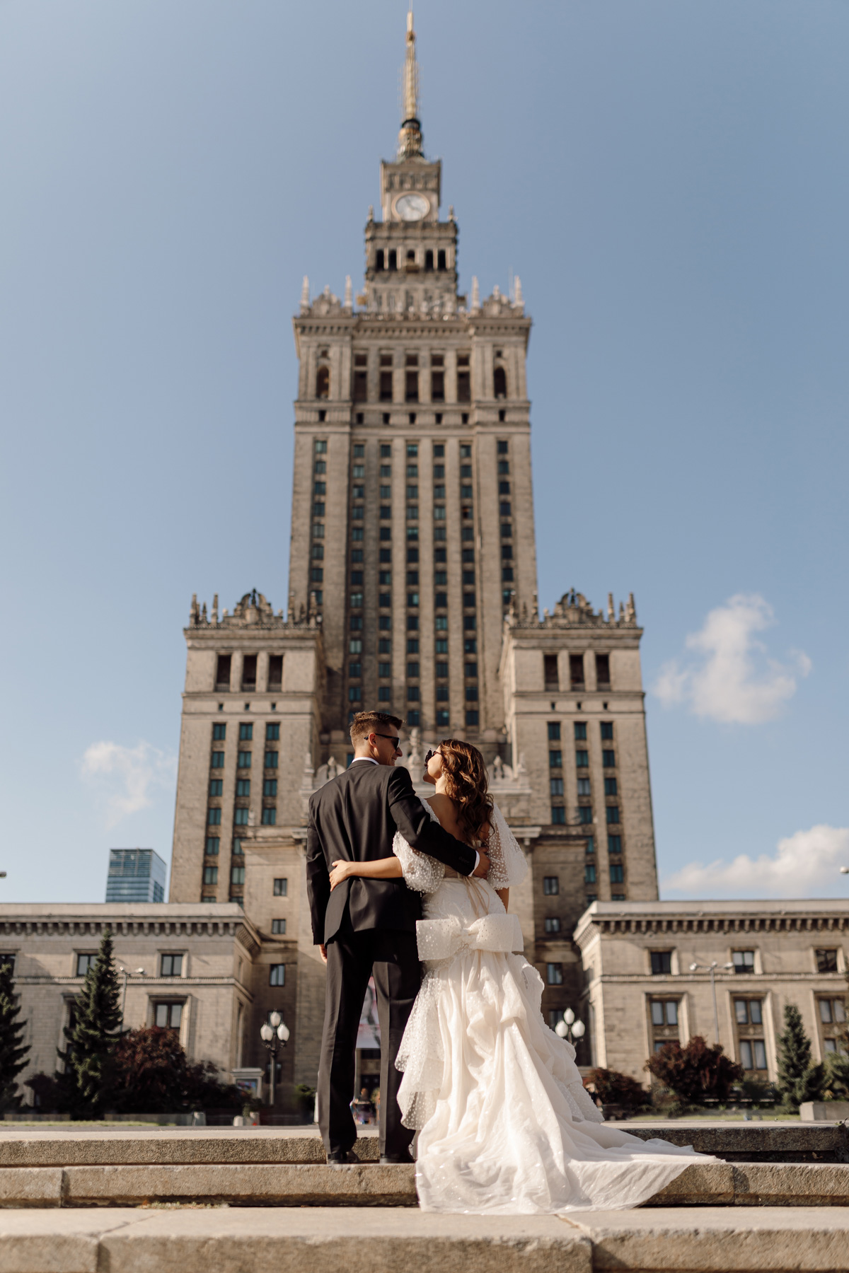 Wedding couple at the Palace of Culture and Science in Warsaw by wedding photographer Lubov Lisitsa.