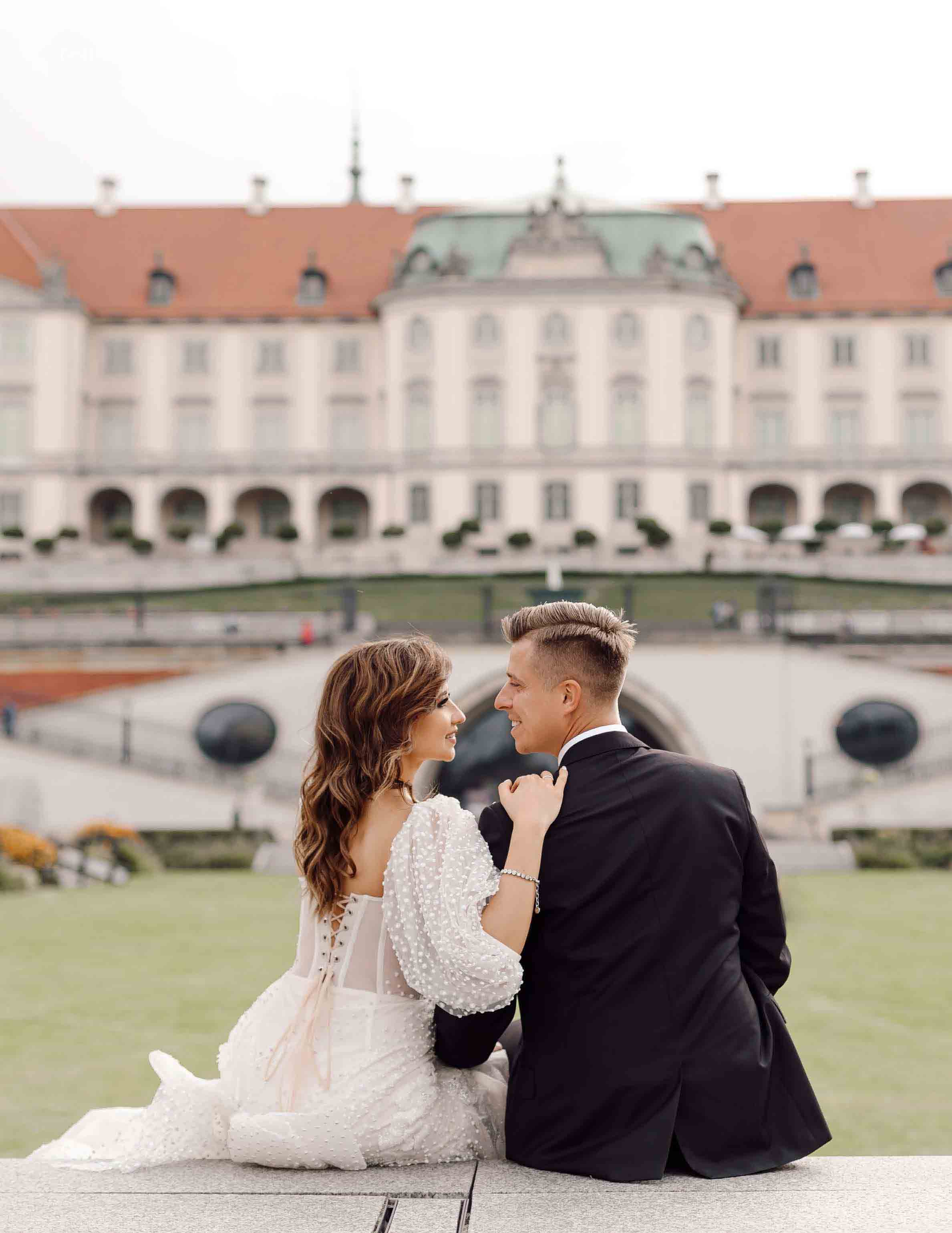 Elegant wedding couple portrait in Warsaw, photographed by wedding photographer Lubov Lisitsa.