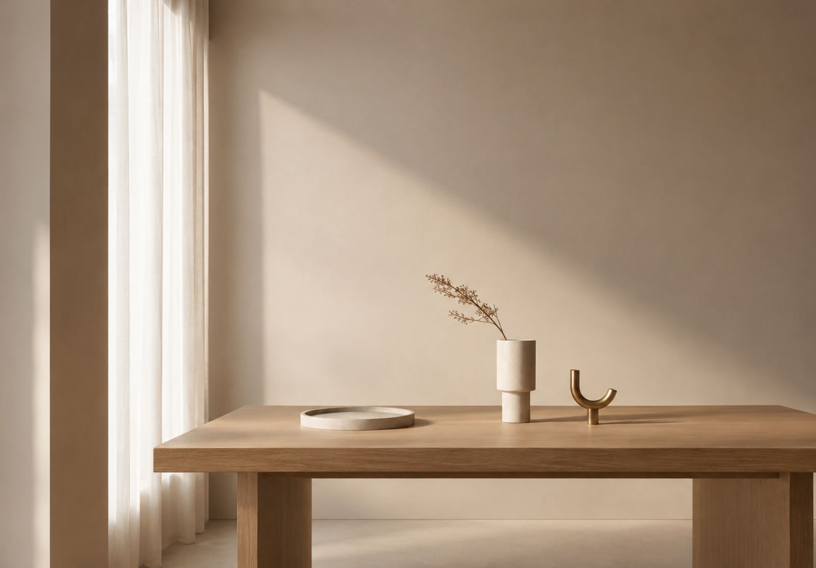 Minimalistische Designszene mit warmem Licht, reduziertem Interieur und ruhiger Materialästhetik als Symbol für klare kreative Haltung, Design Positionierung und zeitlose Markenwirkung.