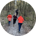 mensen die in het bos in Ossendrecht aan het powerwalken zijn
