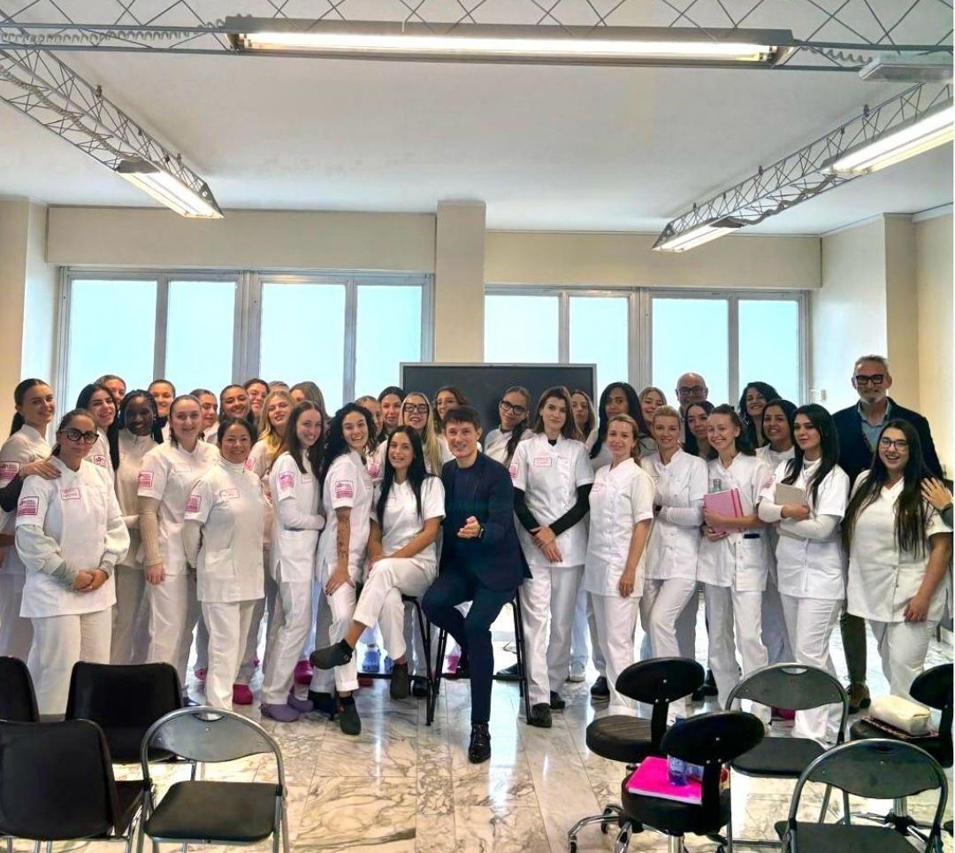 Allieve al lavoro in un laboratorio unghie SEM