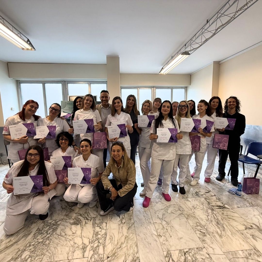Allieva durante una lezione pratica nel settore estetico