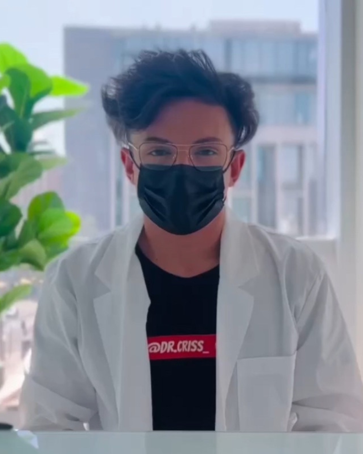 Dr. Cristian Andrés, cirujano dentista, en su consulta