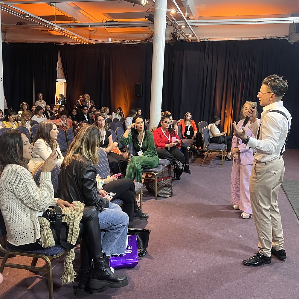 Dr. Criss exponiendo ante el público en el congreso BAAS de Buenos Aires, abril de 2024