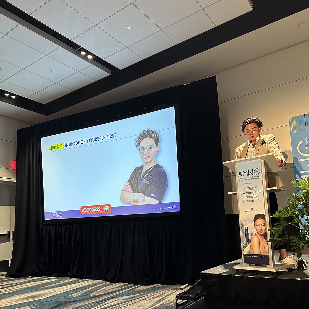Dr. Criss exponiendo en el AMWC Americas de Miami, febrero de 2024