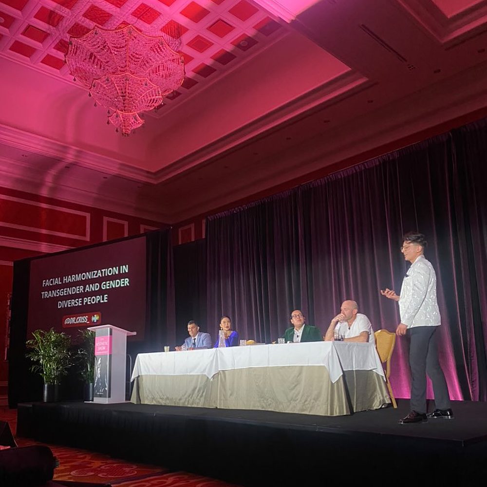 Dr. Criss en el escenario de The Aesthetic Show, Las Vegas, julio de 2023