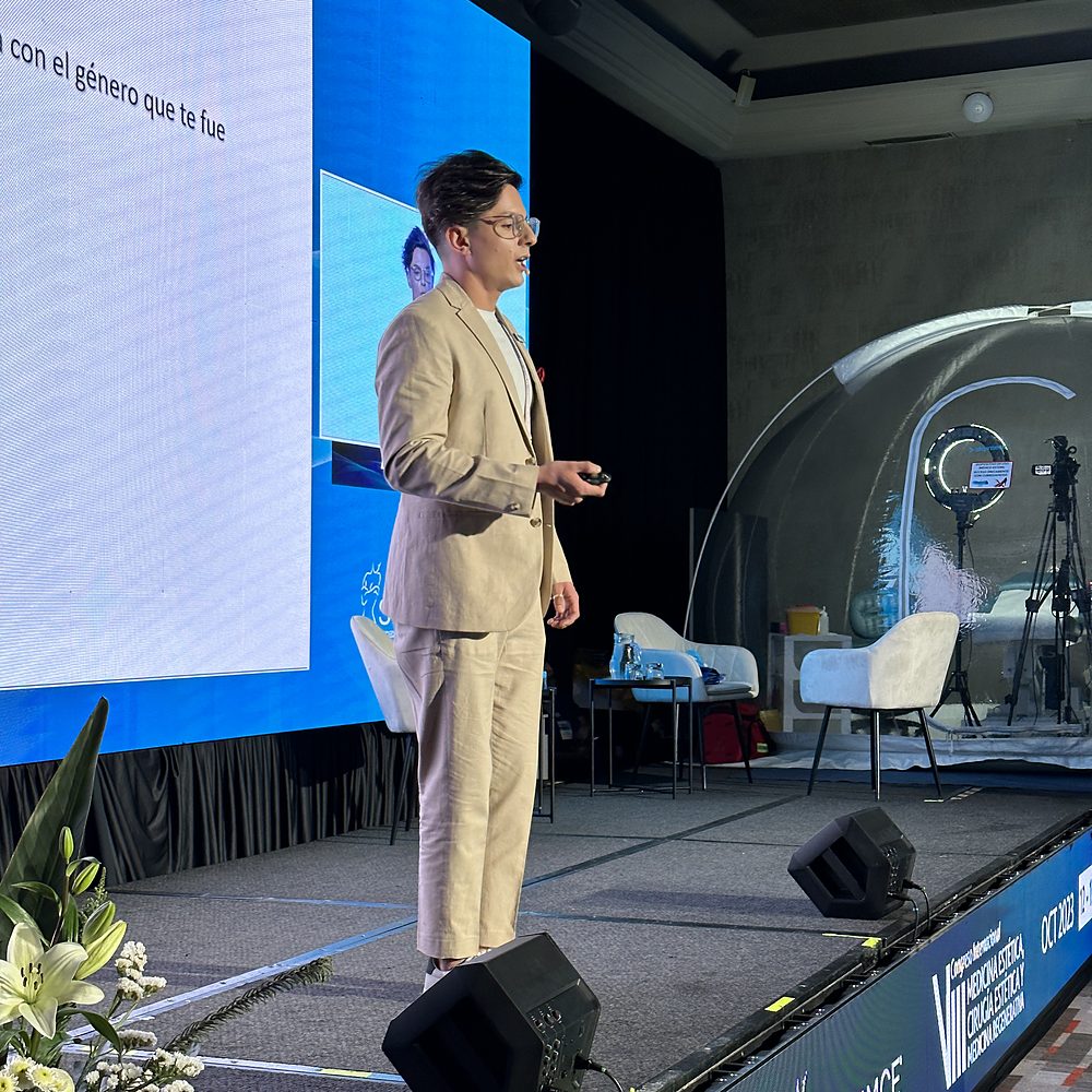 Dr. Criss exponiendo en el congreso SOCHIMCE de Santiago, octubre de 2023