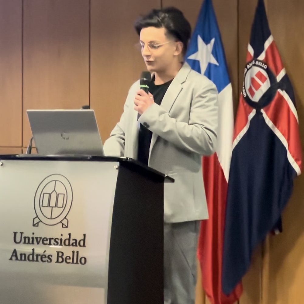 Dr. Criss haciendo clases en el atril de la Universidad Andrés Bello