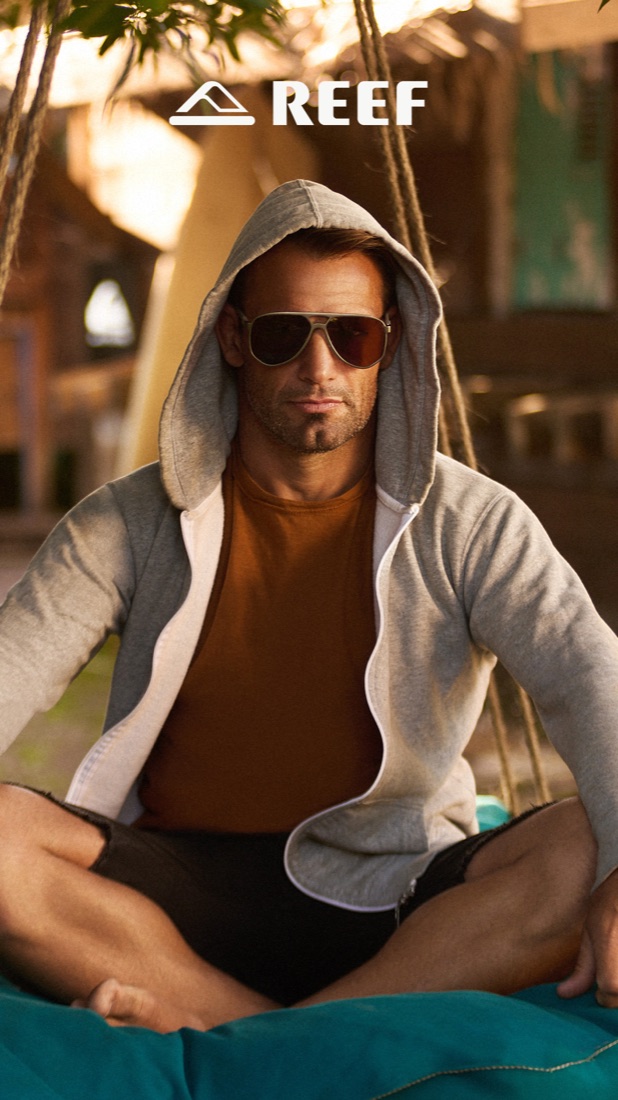 Campaña Reef: hombre con lentes de sol aviador y buzo con capucha
