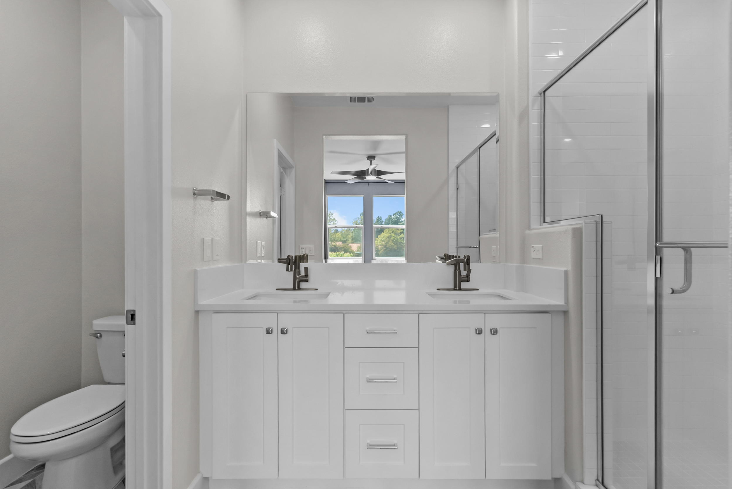 Owner's bath with dual sinks