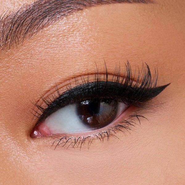 Moshika silk lash pod close-up