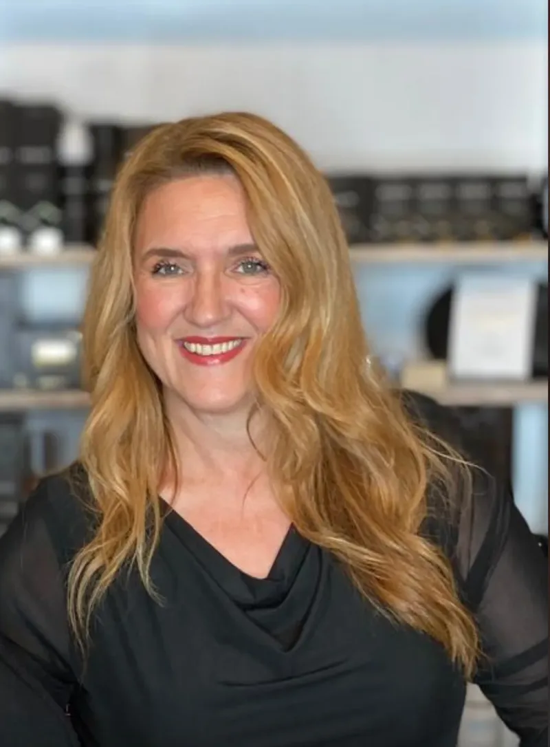Simone Stephan, Diplom-Kosmetikerin und Inhaberin von Kosmetik by Welt der Sinne, l&auml;chelt in ihrem Studio in Leverkusen-Opladen