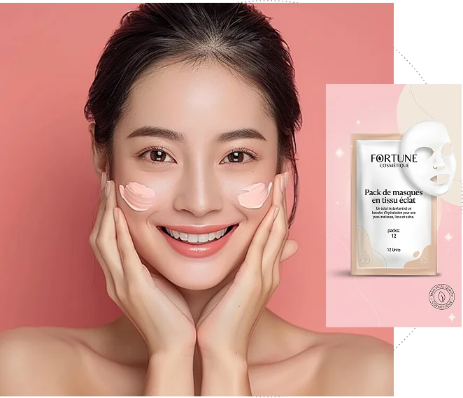 Une femme souriante avec des traces de crème sur les joues, à côté d’un emballage de masque en tissu Fortune Cosmétique.