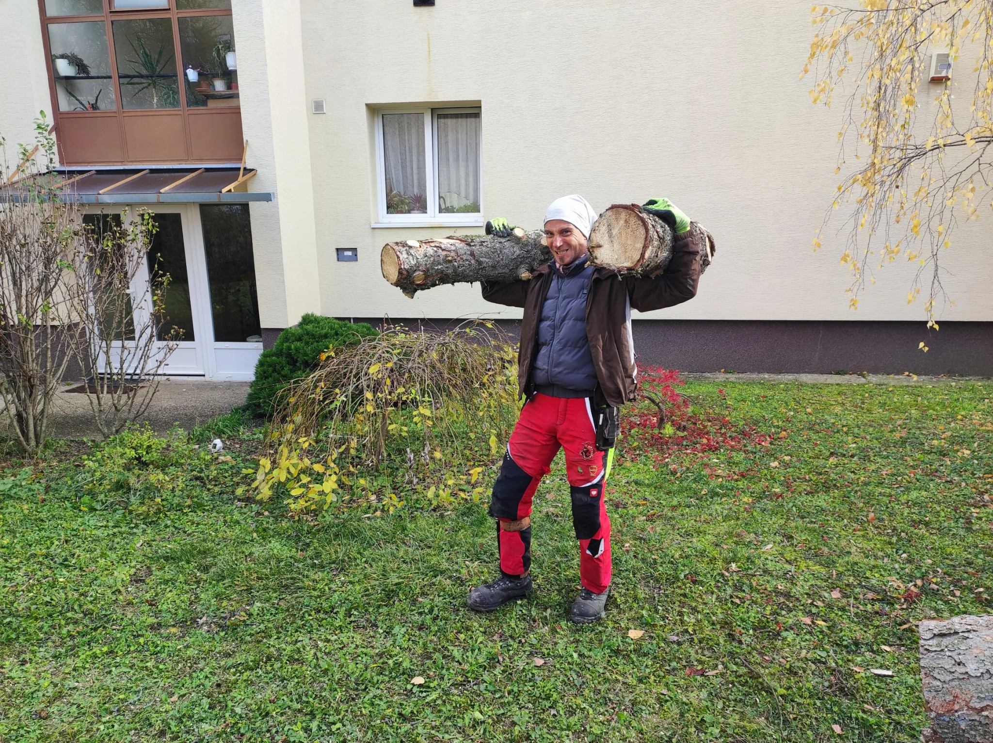 Farönk mozgatása a kerti famunkák során