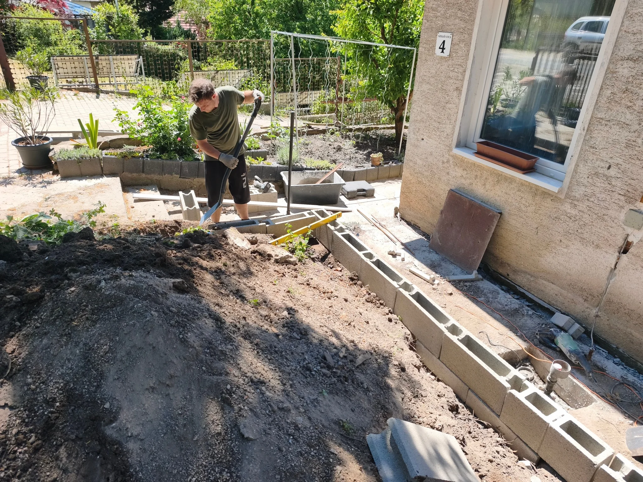 A csapat egyik munkatársa kerti építési munkálatok közben