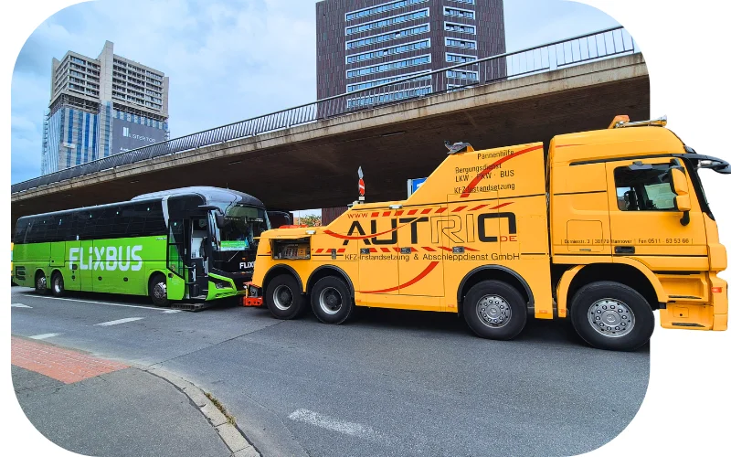 Abschleppwagen von Autrio beim Bergen eines LKW auf der Autobahn in Hannover