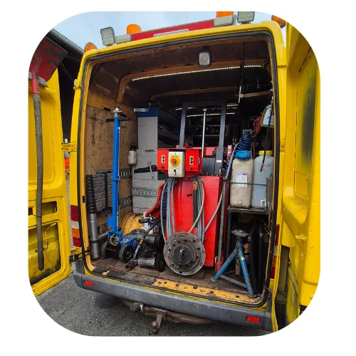 Panneneinsatzfahrzeug von innen mit Werkzeugen in Hannover