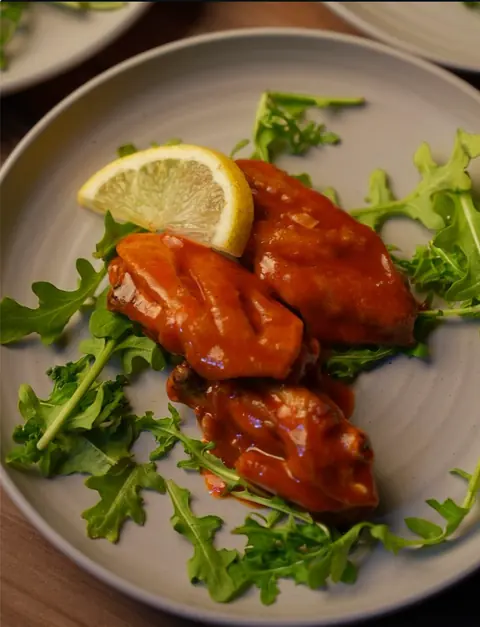 Saucy chicken wings with lemon and rocket