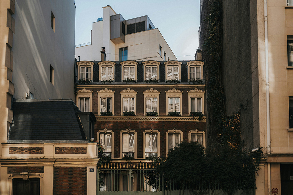 photo d'un homme sur un chantier de construction, le savoir du cabinet Kerboull, avocat droit de l urbanisme