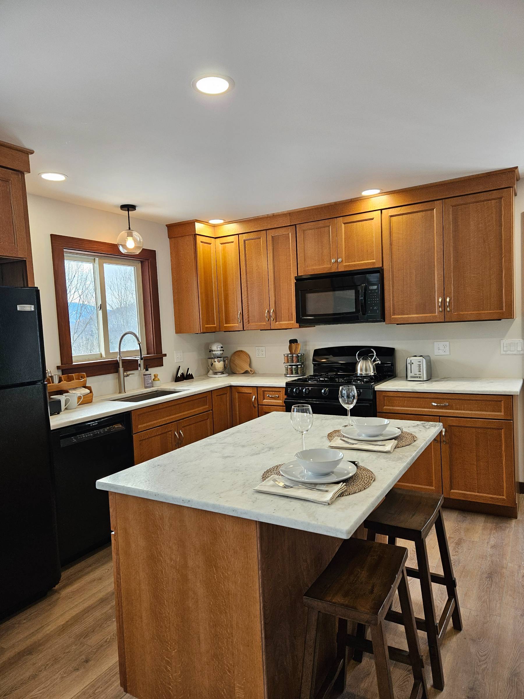 Cook a real dinner without bumping into anyone — marble island, full layout, and the whole family still in the same conversation.