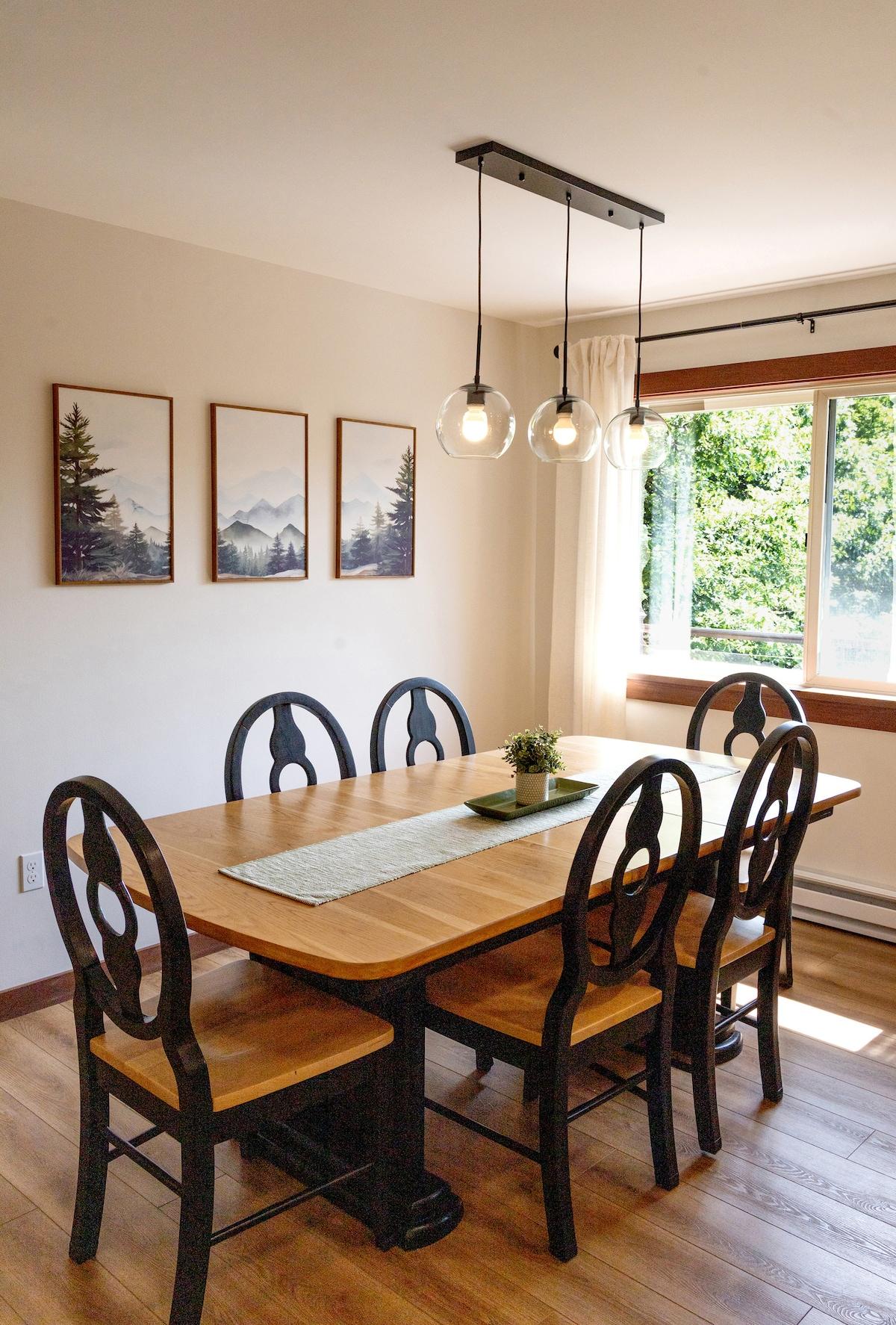 Family meals indoors still offer you an incredible view.