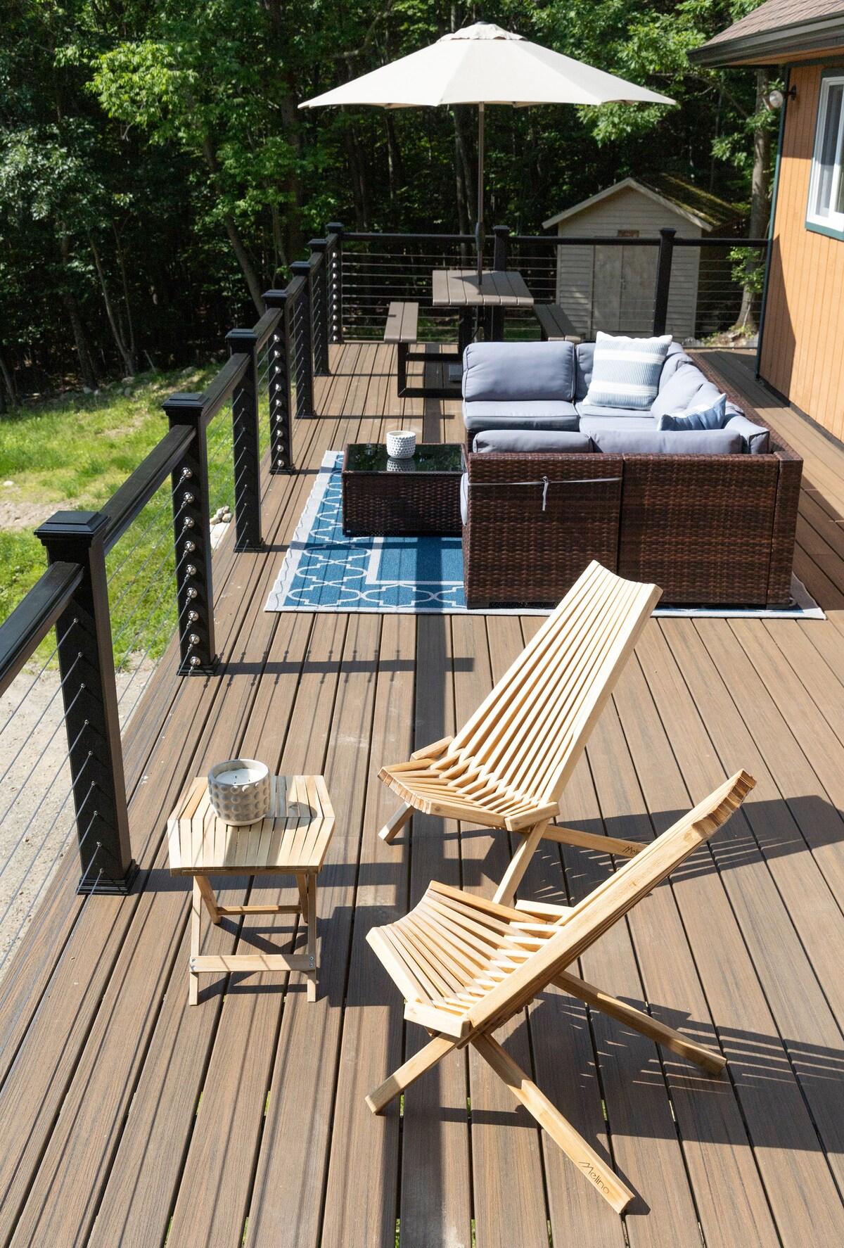 Spread out across the full deck and find your corner — morning coffee, afternoon reading, evening wine. It all fits.