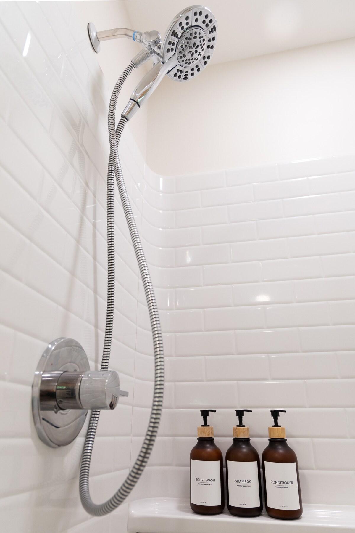 After a day on the slopes or trail, the Master Bath shower hits the spot!