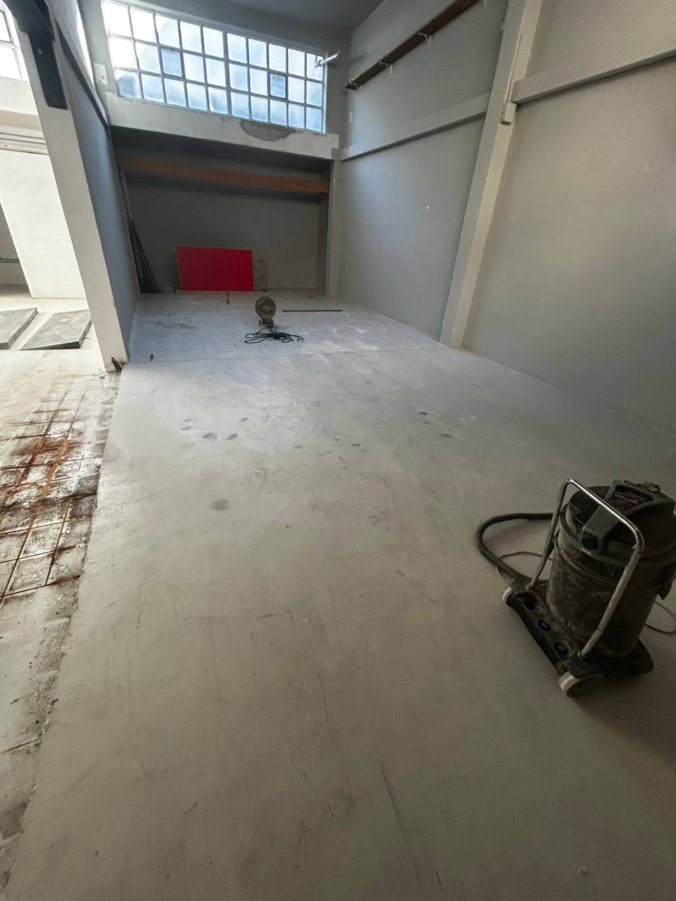 Palestra con massetto grezzo prima della posa