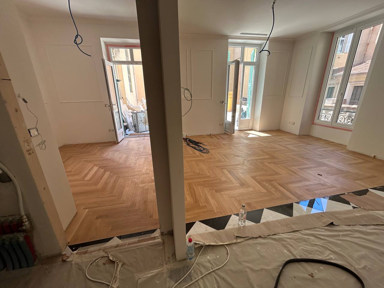 Salone con parquet a spina appena posato, prima della lucidatura