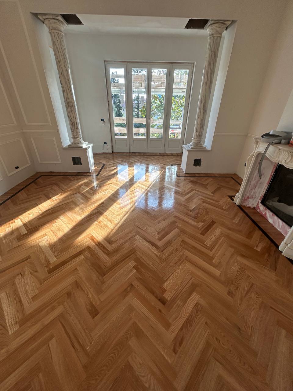 Salone finito con parquet a spina lucidato