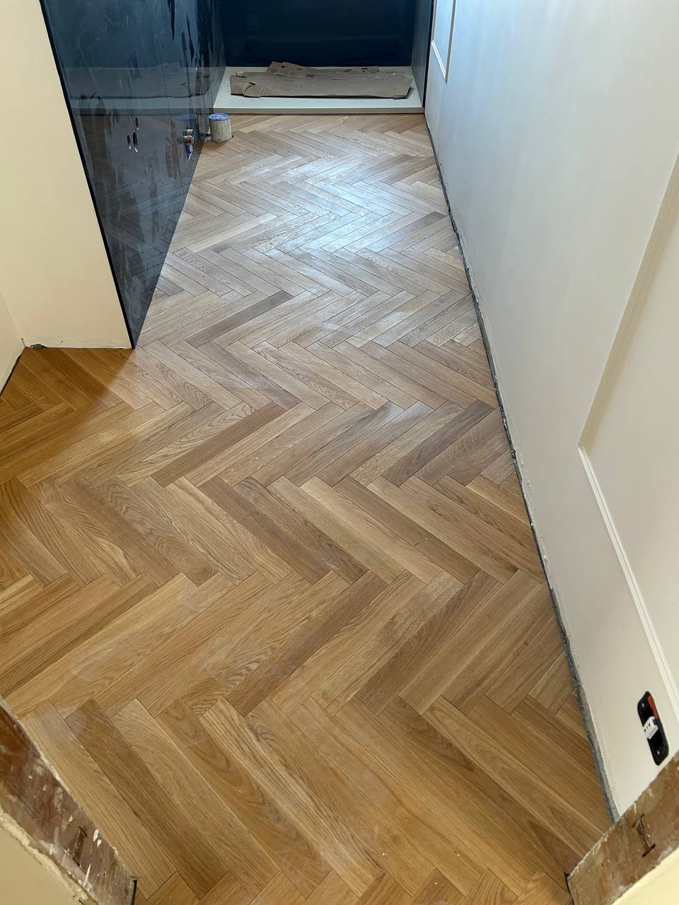 Bagno finito con parquet a spina