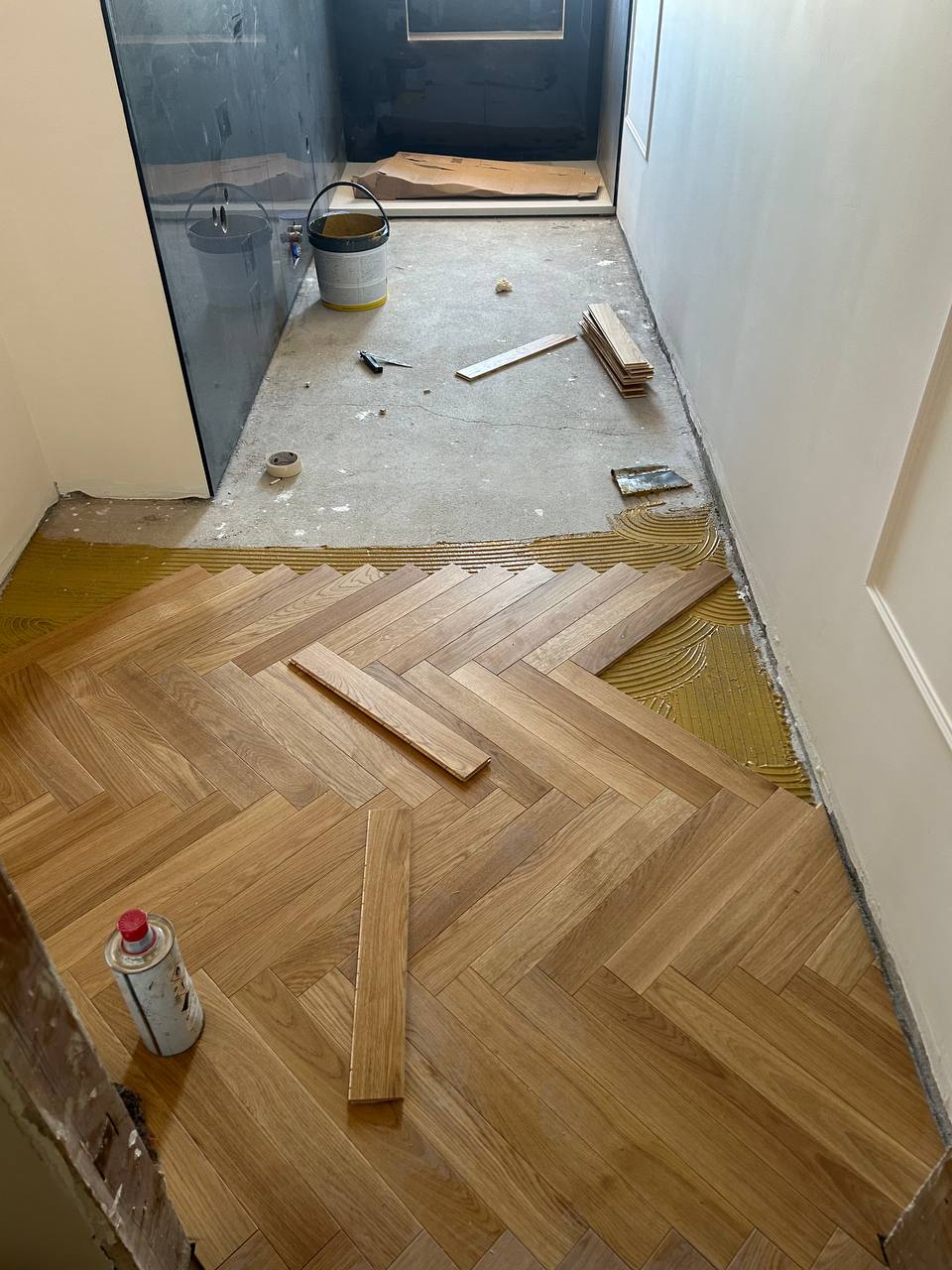 Bagno con massetto e parquet a spina in posa