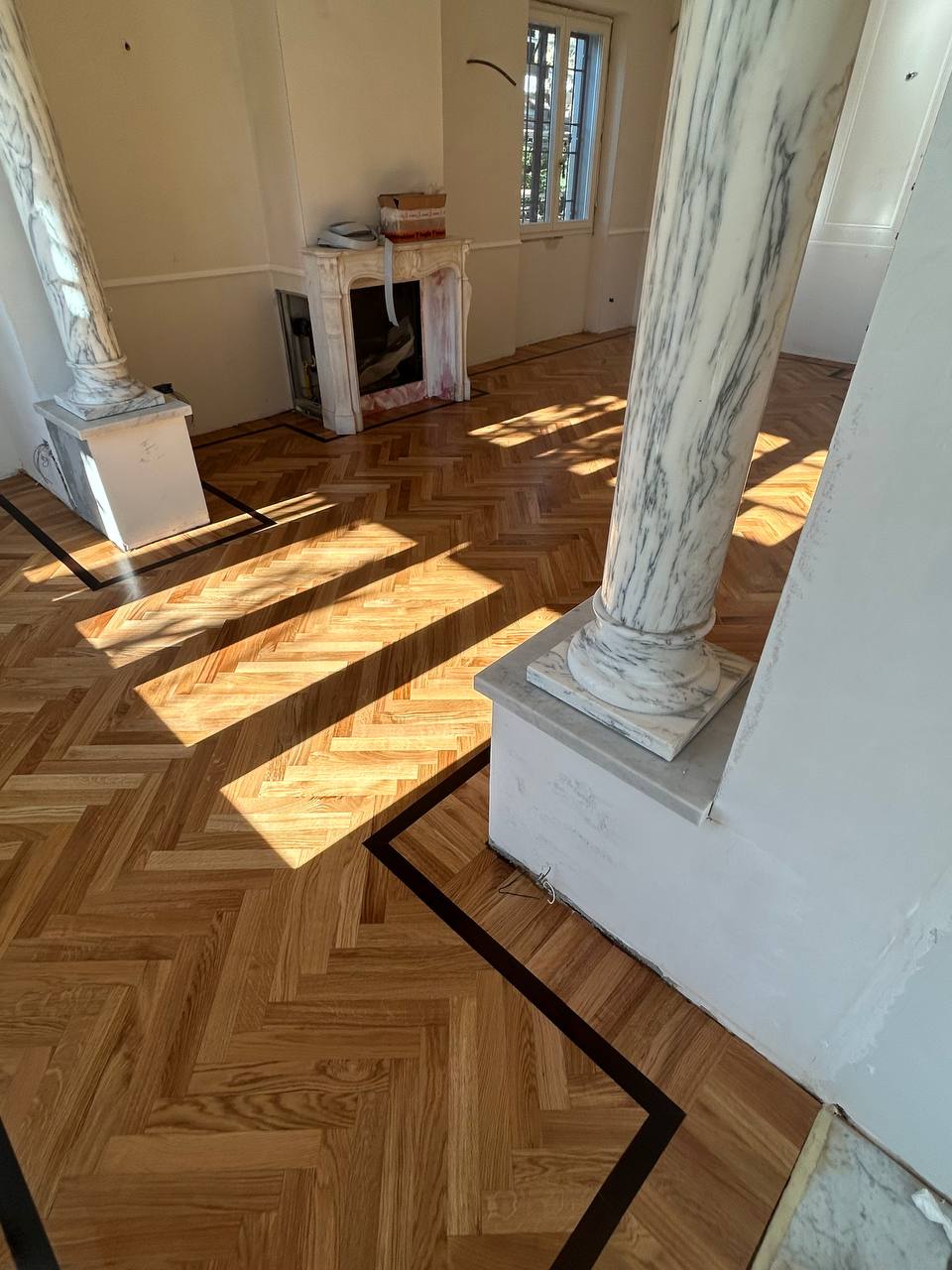 Salone luminoso, Parquet a spina