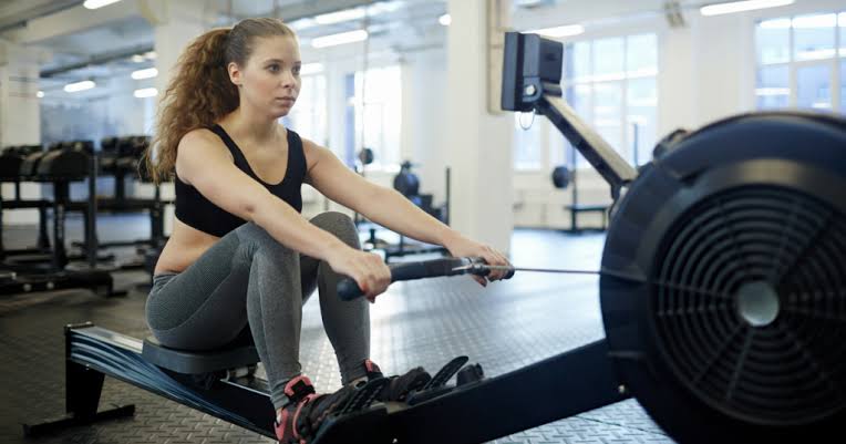 A solo rower practicing high-performance sculling drills.