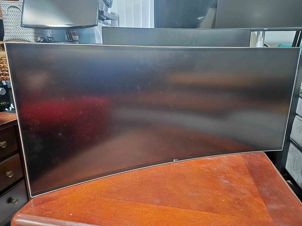 LG curved ultrawide monitor from the listing