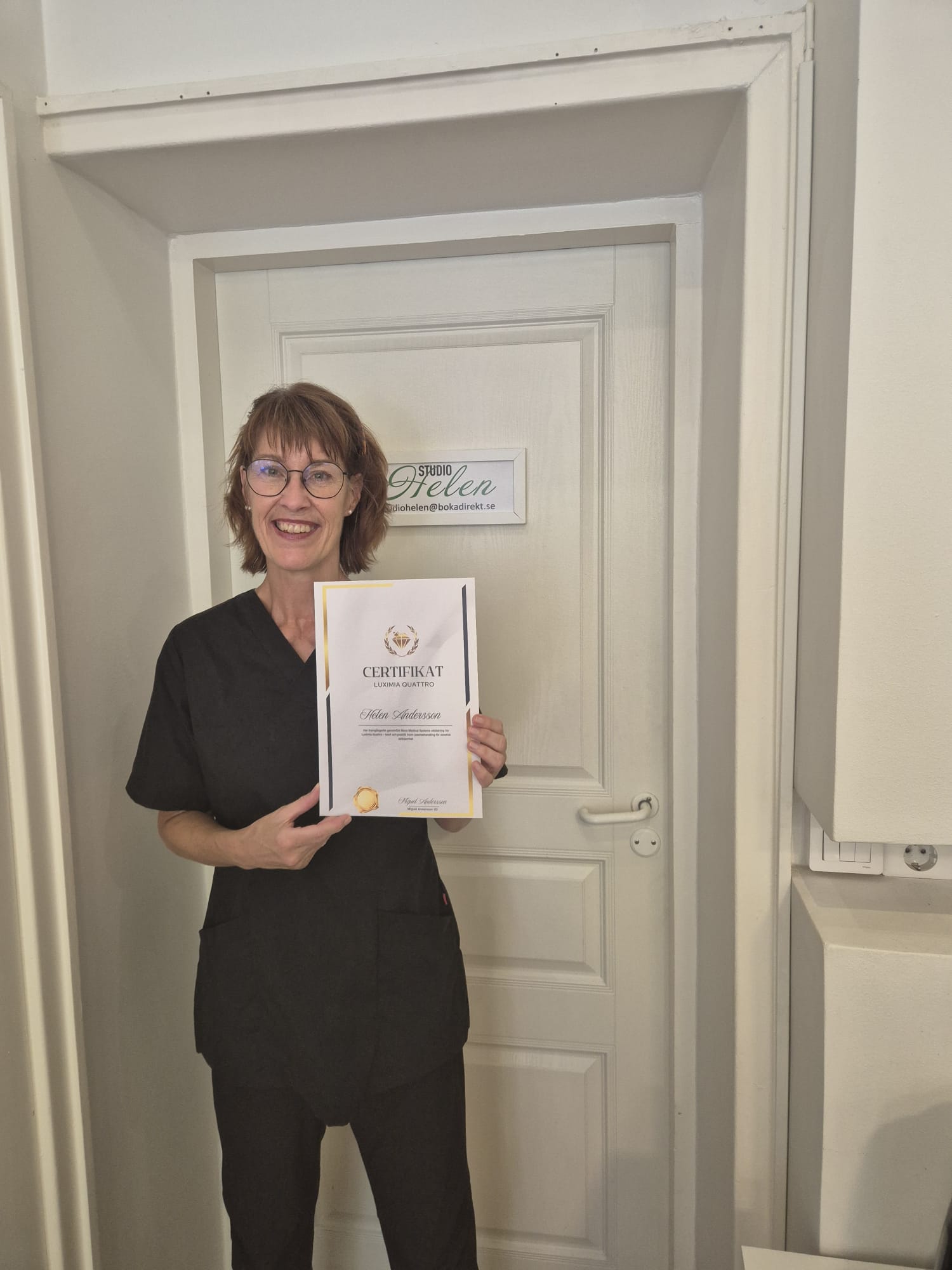 Helen på Studio Helen visar sitt certifikat
