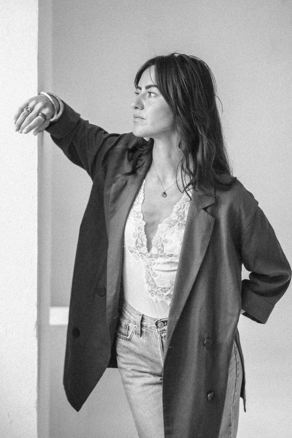 Retrato en blanco y negro de D&eacute;bora Torrente apoyada en una pared