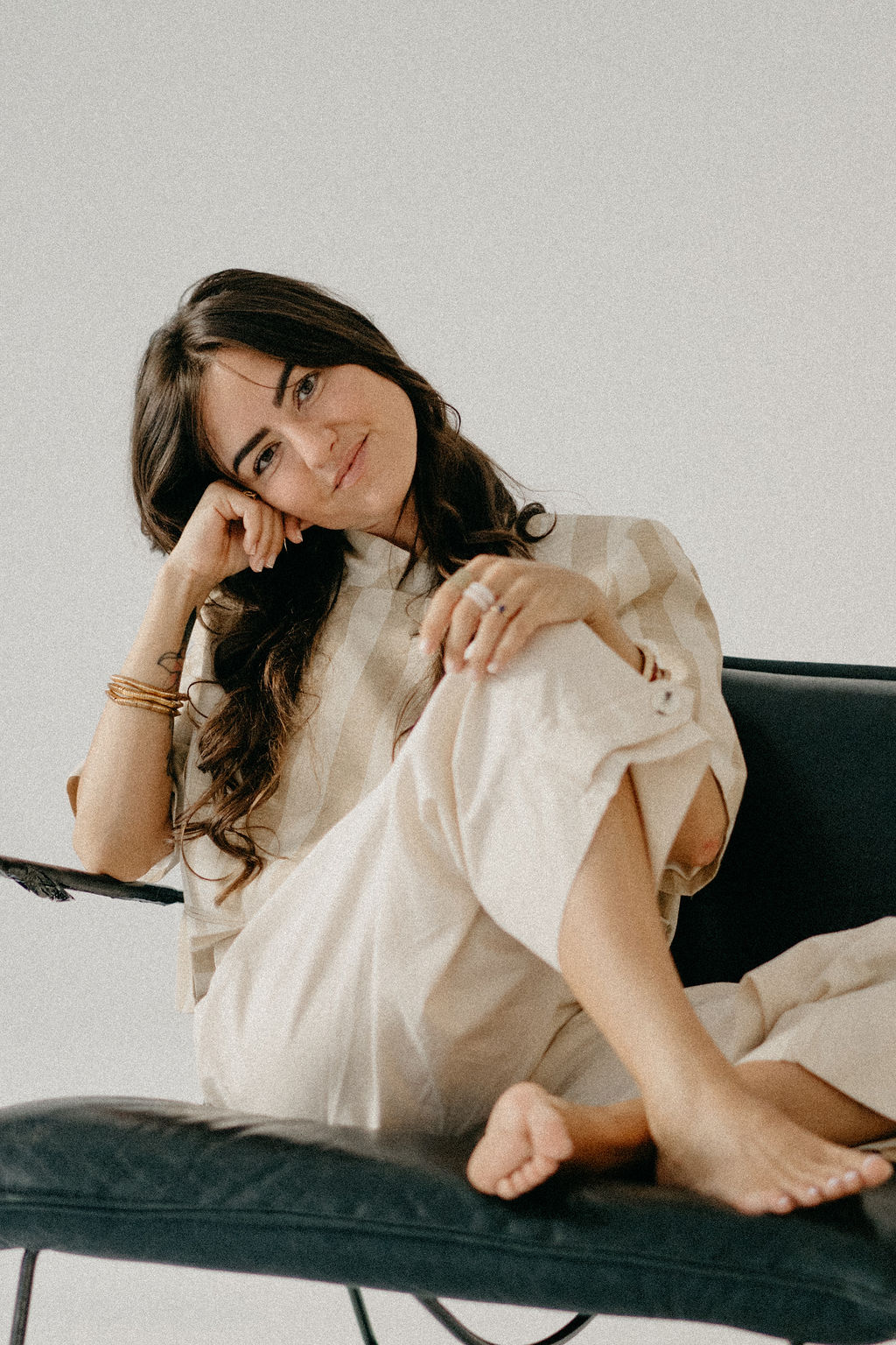 Débora Torrente, terapeuta nutricional, sentada y sonriendo